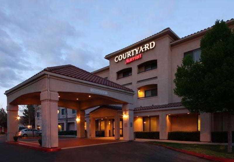 Courtyard By Marriott Hotel